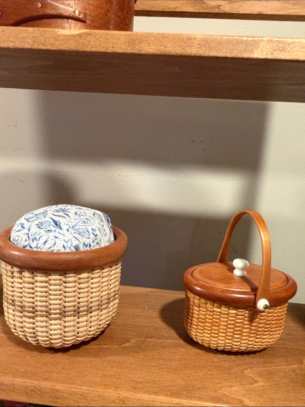 Nantucket Basket signed MR with removable pincushion - Picture 8 of 8